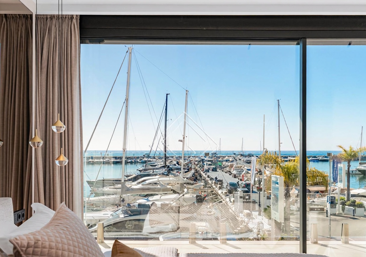 Piso en primera línea de playa en Marbella — Dormitorio