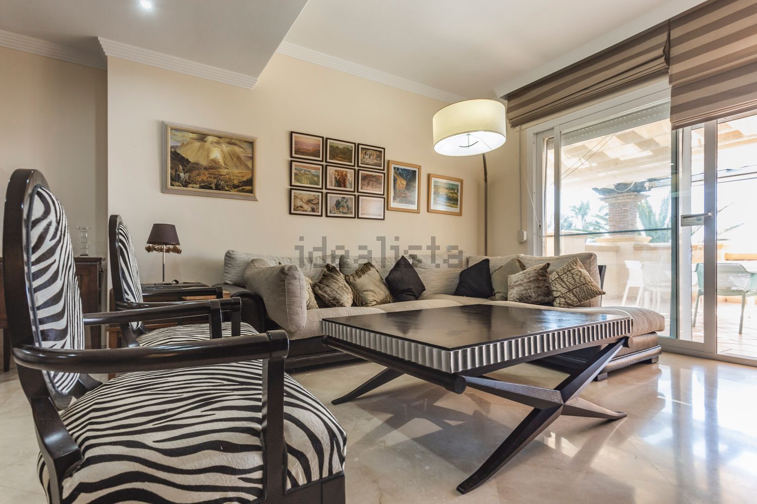 Beachfront flat in Marbella — Living room