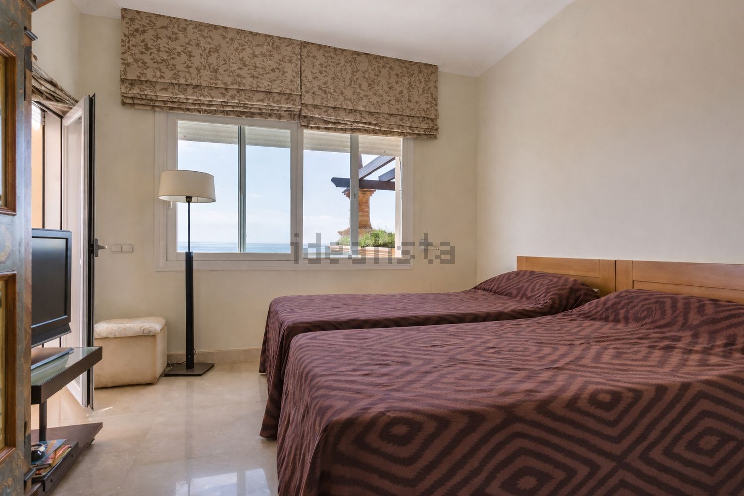 Beachfront flat in Marbella — Bedroom