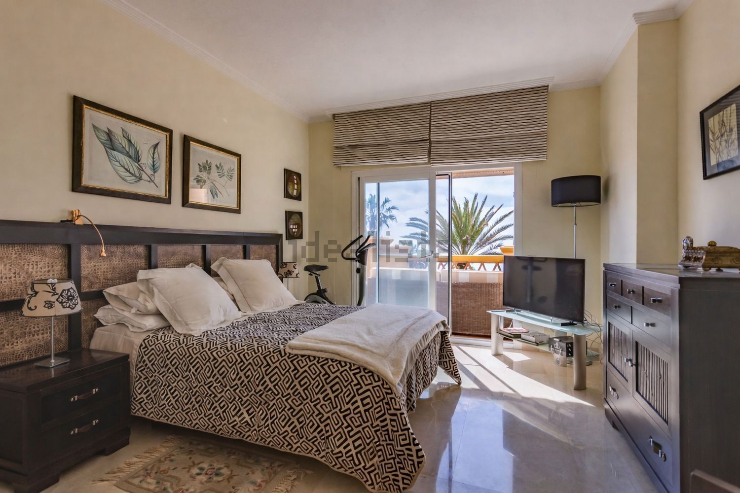 Beachfront flat in Marbella — Bedroom