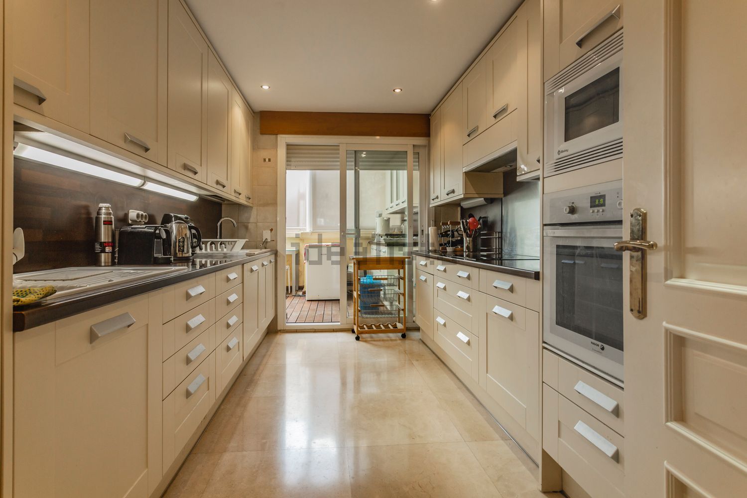 Beachfront flat in Marbella — Kitchen