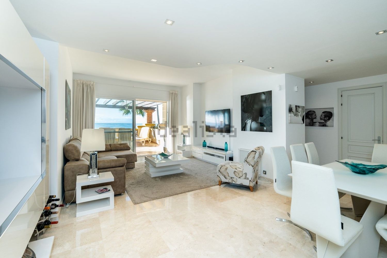 Beachfront flat in Marbella — Living room