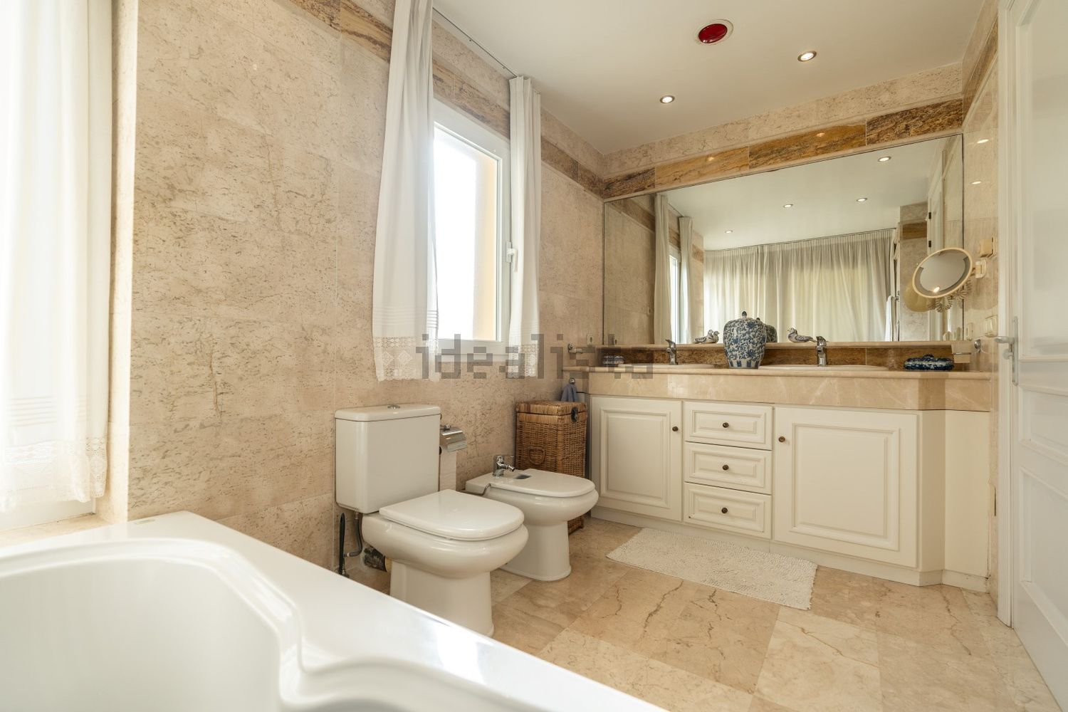 Beachfront flat in Marbella — Bathroom