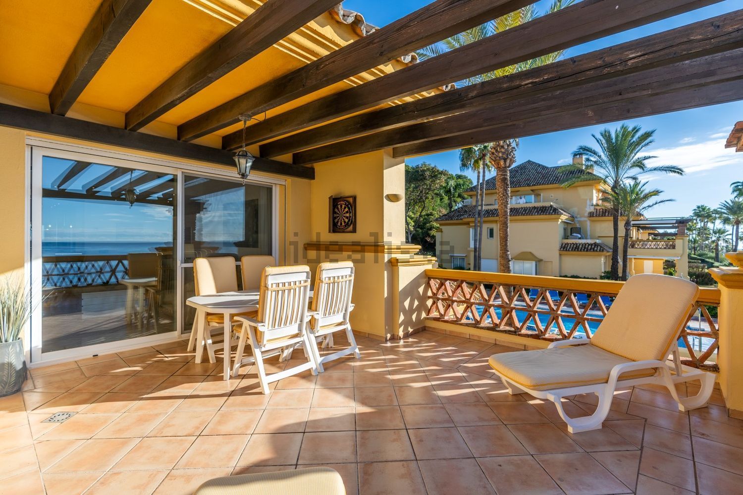 Beachfront flat in Marbella — Sea view
