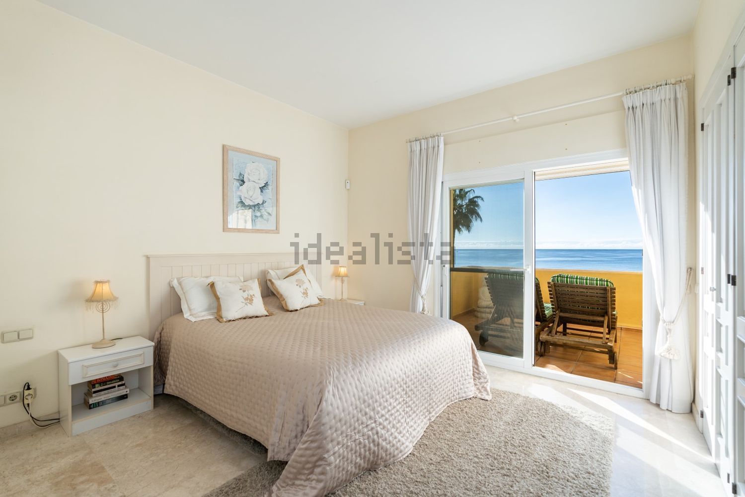 Beachfront flat in Marbella — Bedroom