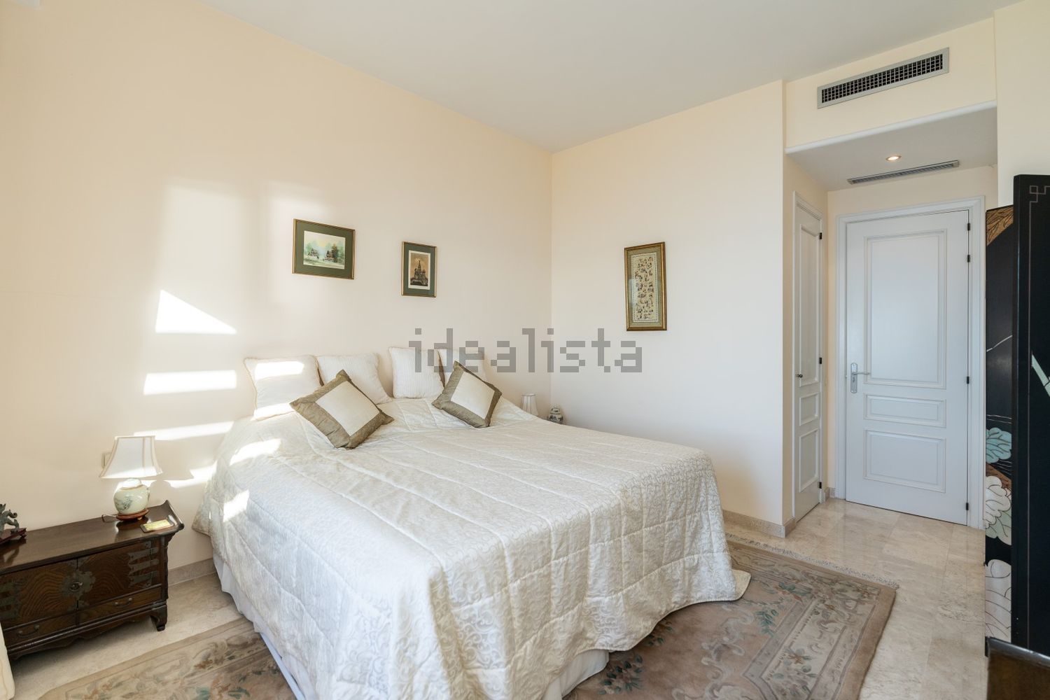 Beachfront flat in Marbella — Bedroom