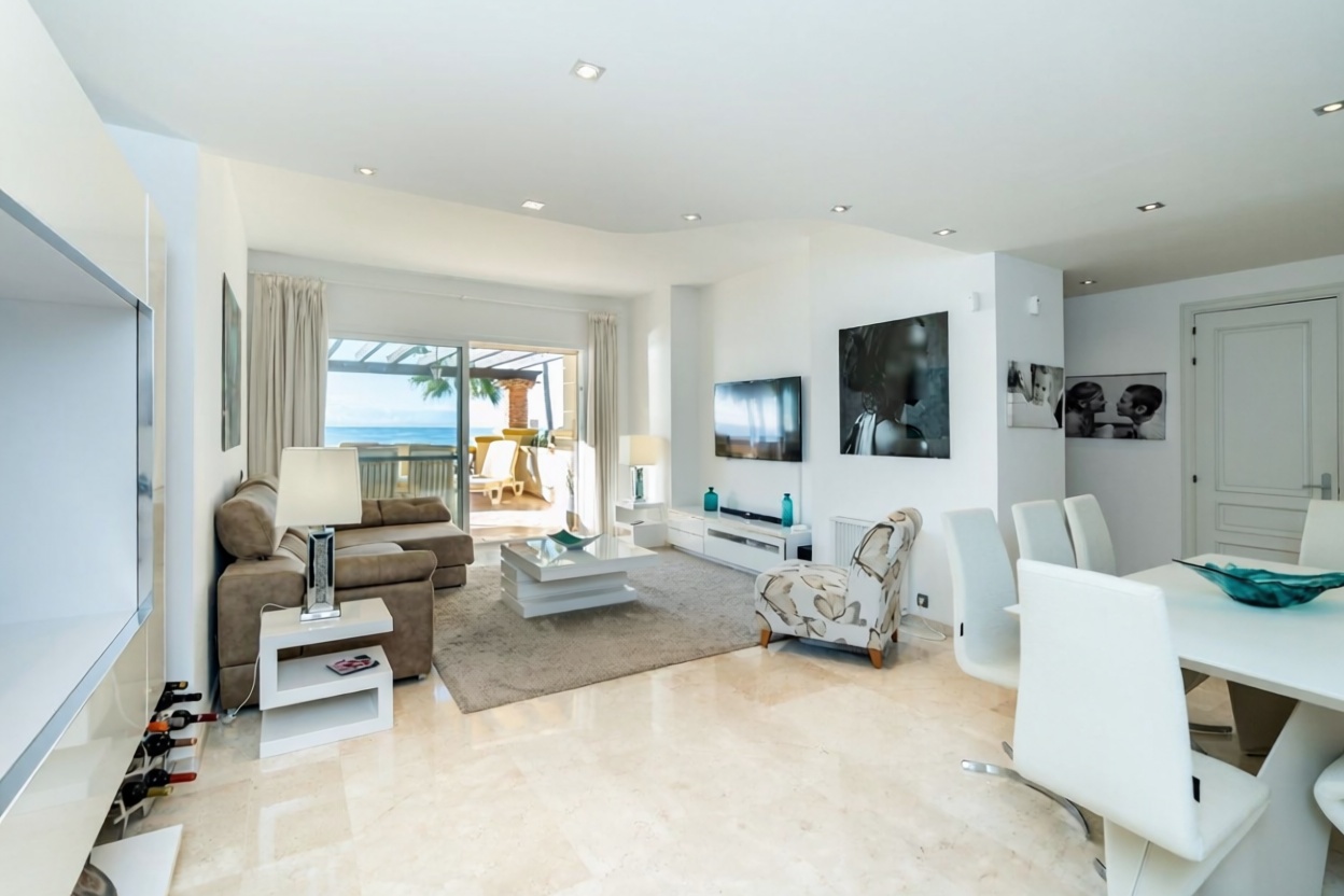 Apartamento à venda pé na areia em Marbella — Sala