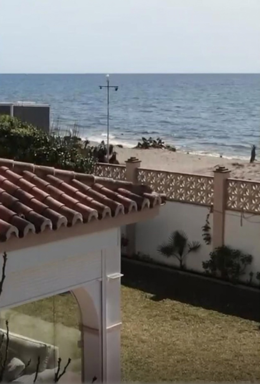 Chalet en venta con acceso directo a la playa en Marbella — Vista mar