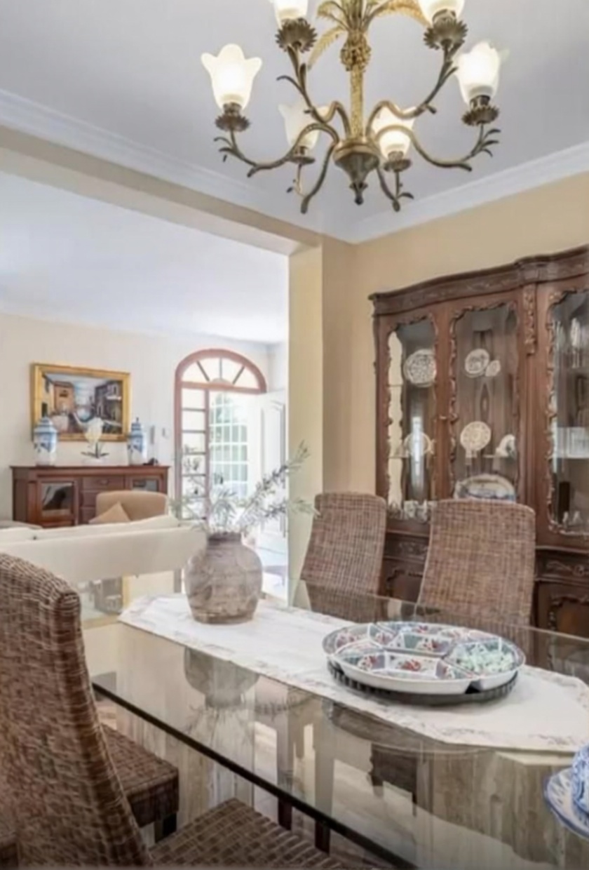 Chalet en venta con acceso directo a la playa en Marbella — Comedor