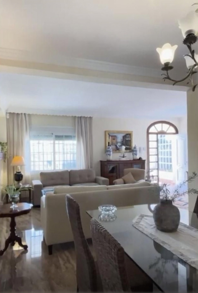 Chalet en venta con acceso directo a la playa en Marbella — Salón