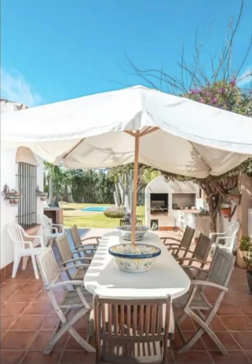 Chalet en venta con acceso directo a la playa en Marbella — Terraza