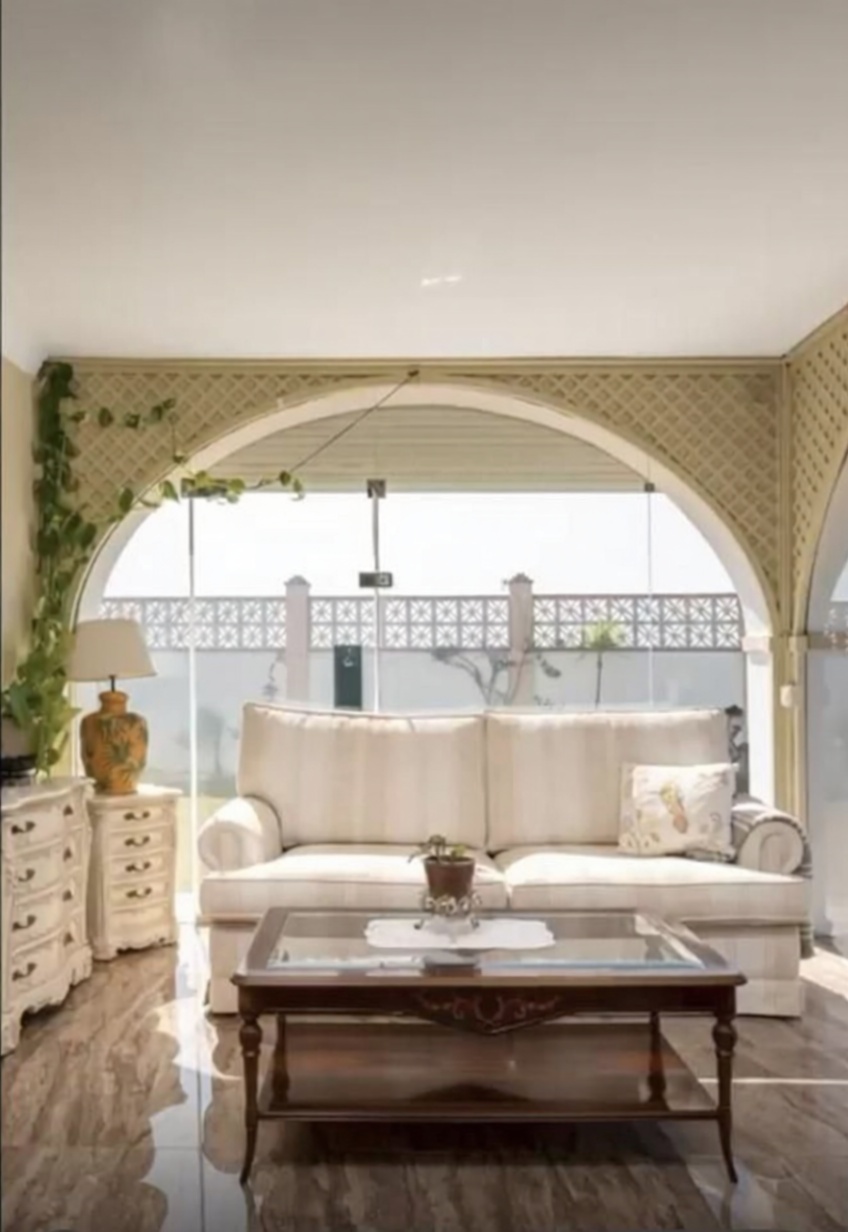 Chalet en venta con acceso directo a la playa en Marbella — Salón