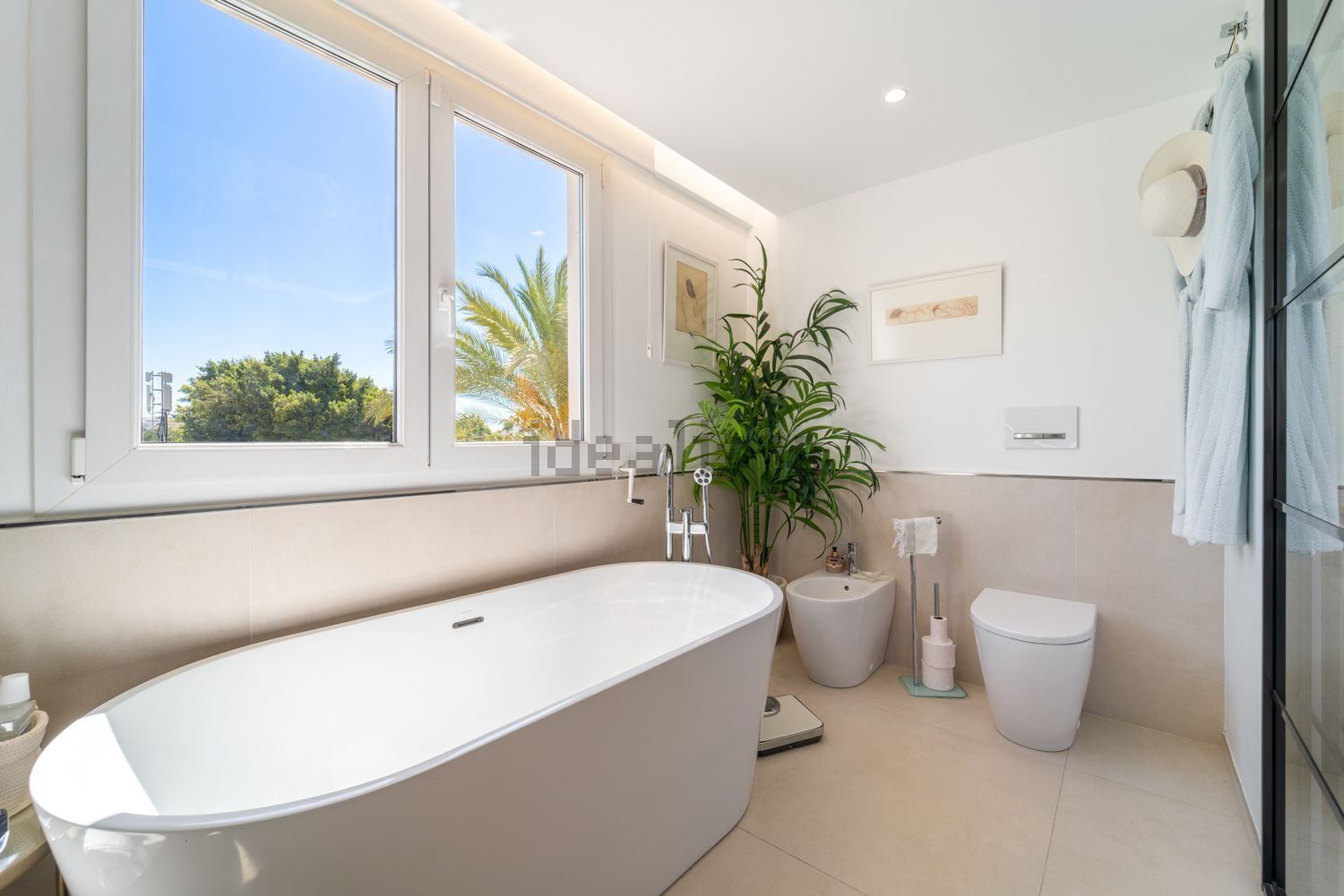 Seafront attic in Marbella — Bathroom