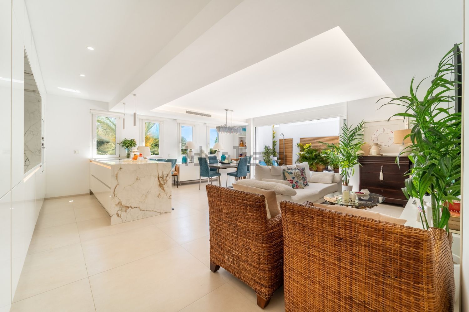 Seafront attic in Marbella — Living room