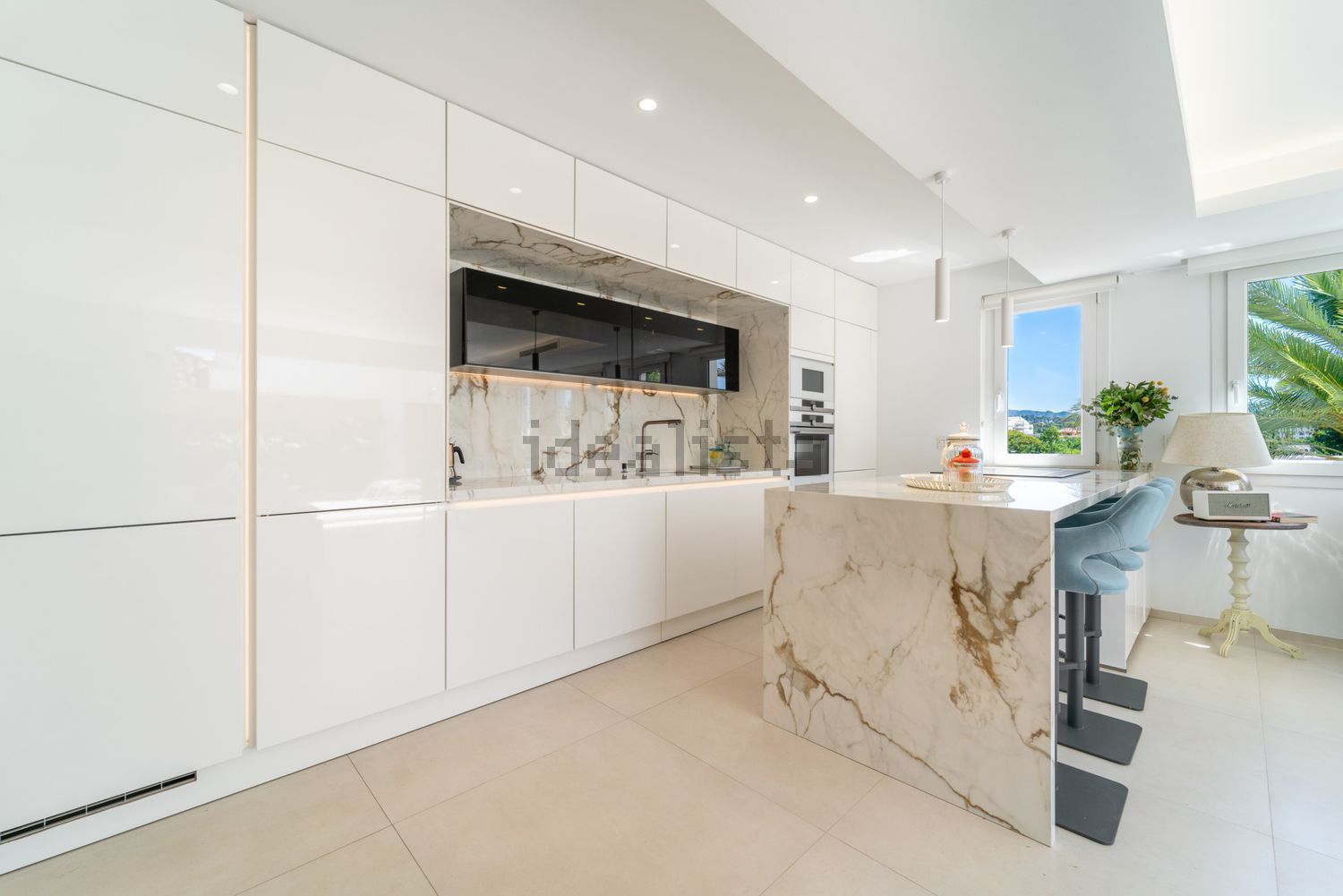 Seafront attic in Marbella — Kitchen