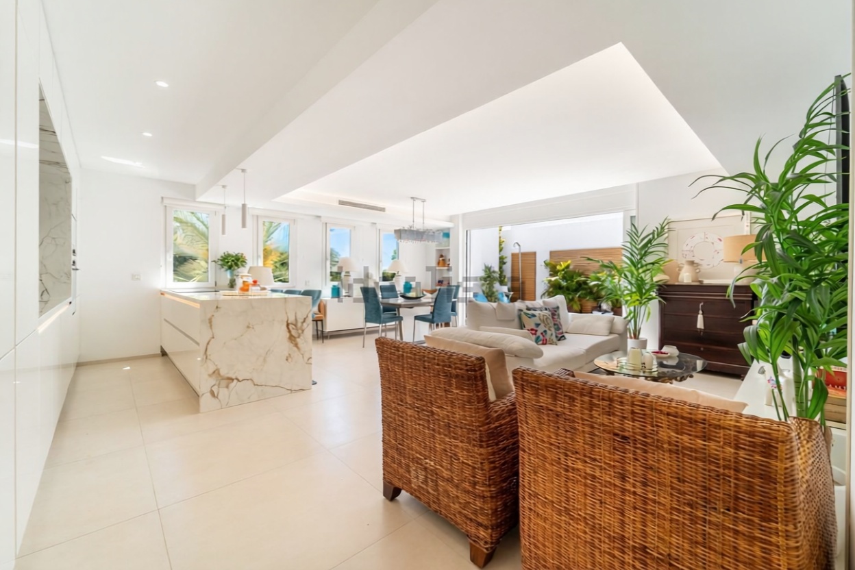 Ático en venta en primera línea de mar en Marbella — Salón