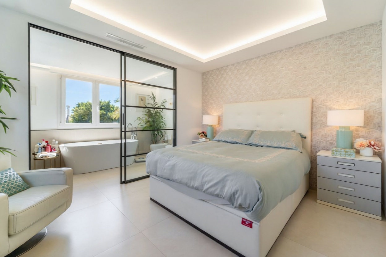 Ático en venta en primera línea de mar en Marbella — Dormitorio