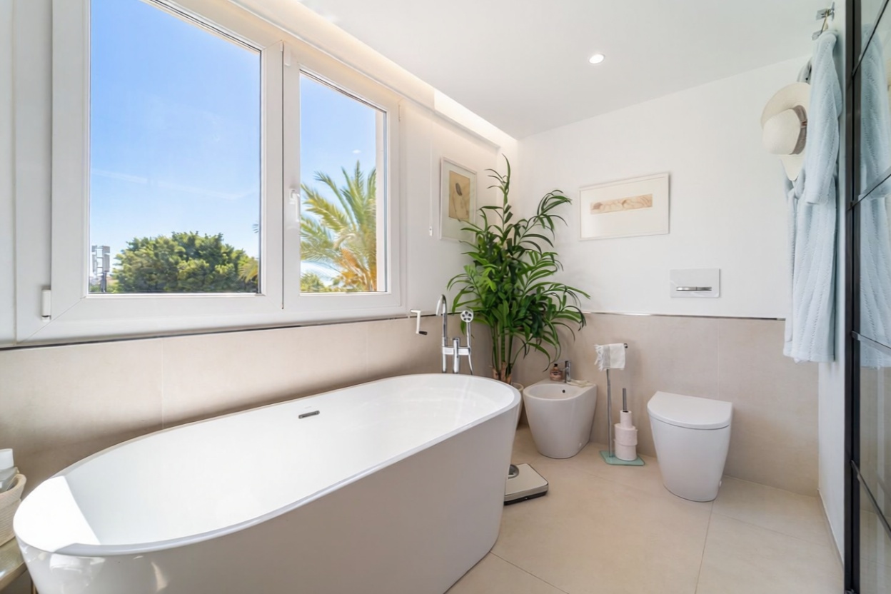Ático en venta en primera línea de mar en Marbella — Baño