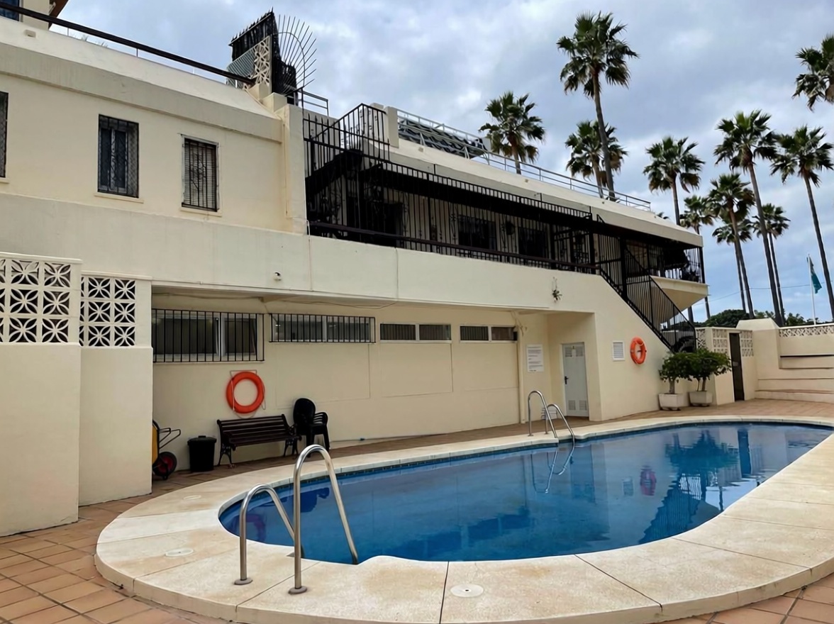 Ático en venta en primera línea de mar en Marbella — Piscina
