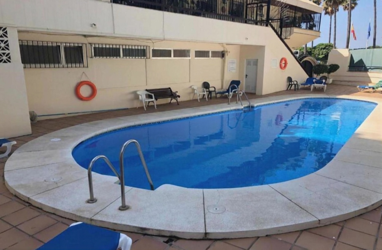 Ático en venta en primera línea de mar en Marbella — Piscina