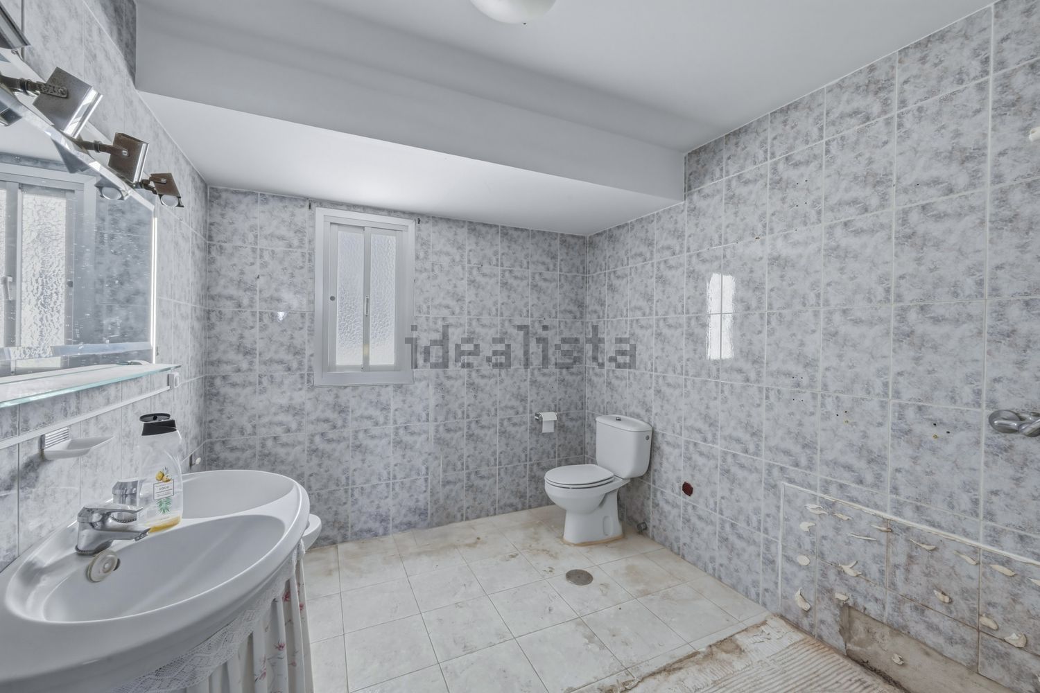 Seafront attic in Marbella — Bathroom