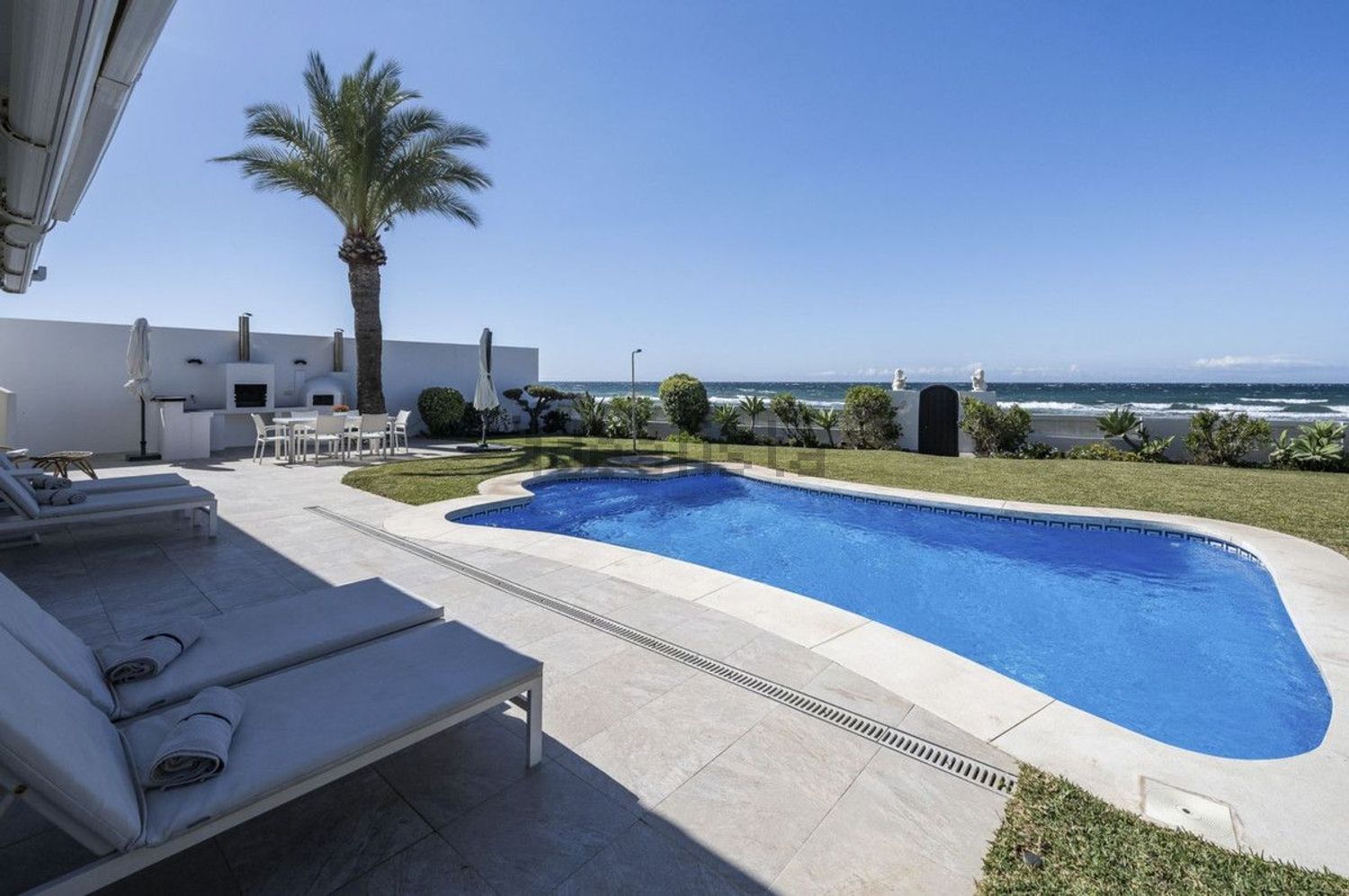 Chalet avec accès direct à la plage à Marbella — Piscine