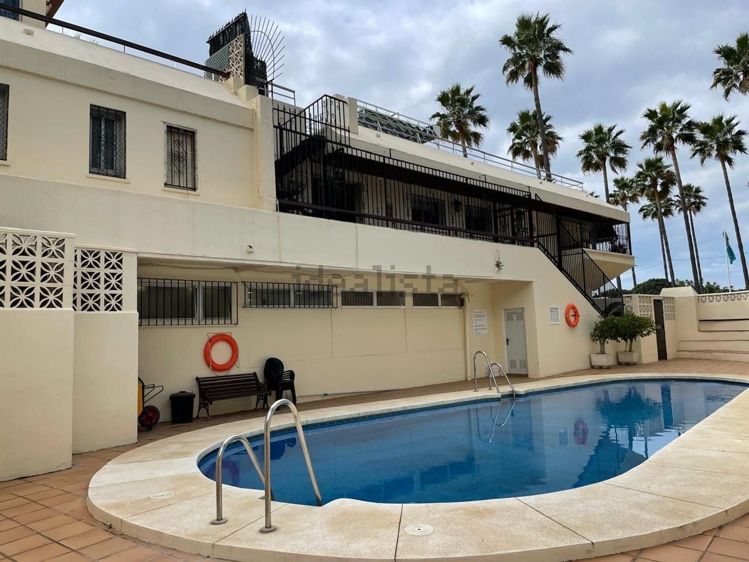 Beachfront flat in Marbella — Pool