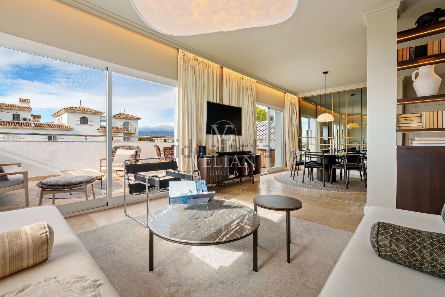 Beachfront flat in Marbella — Living room