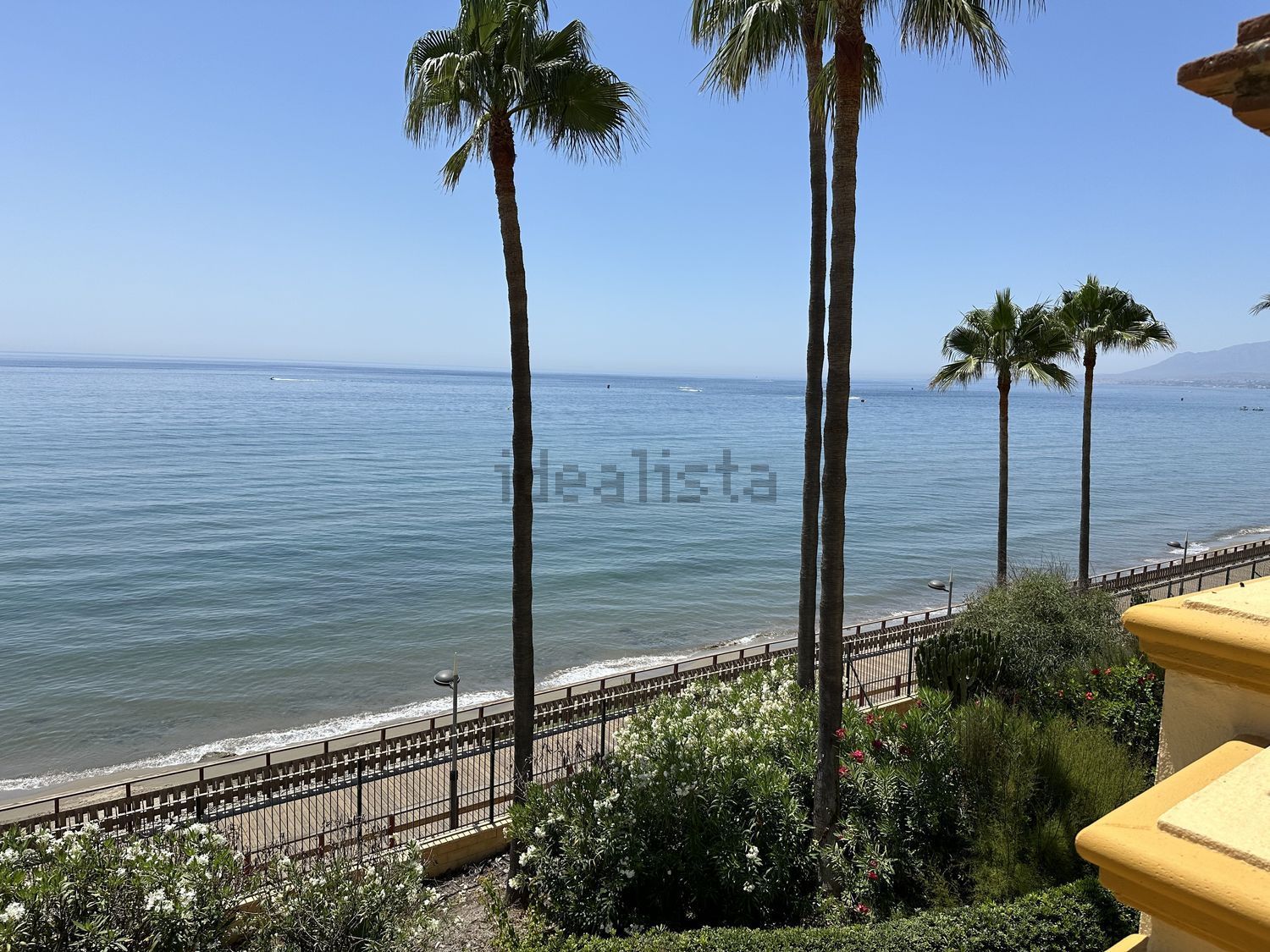 Beachfront flat in Marbella — Sea view