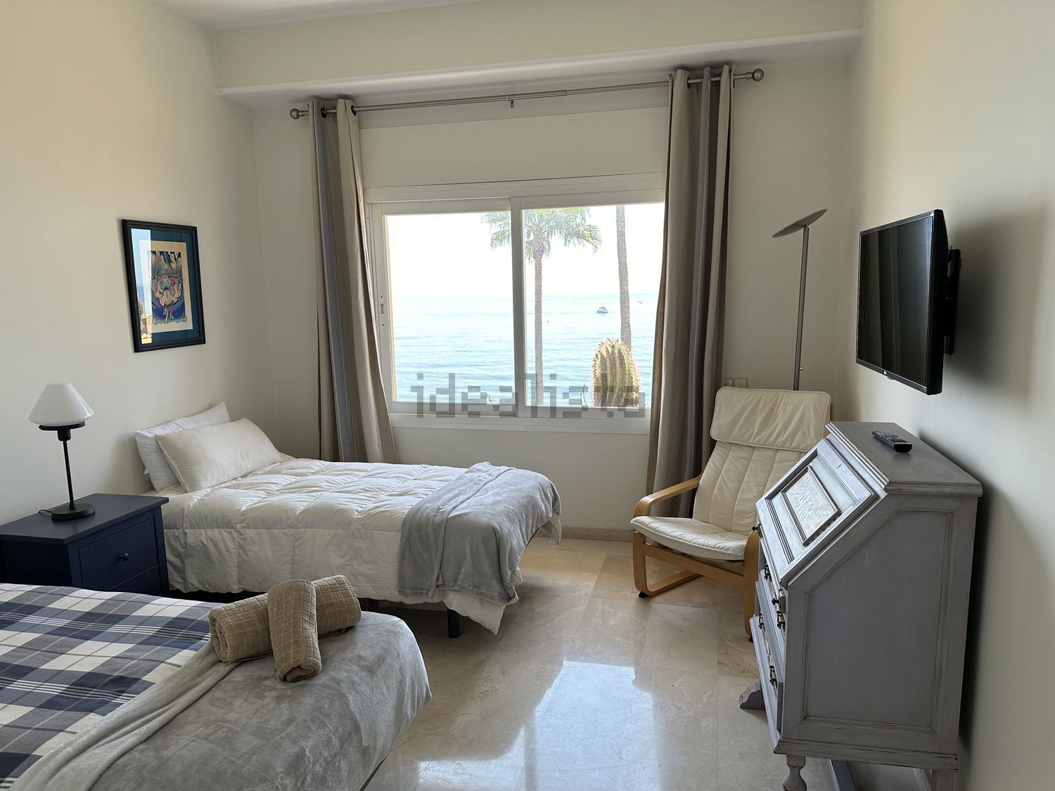 Beachfront flat in Marbella — Bedroom