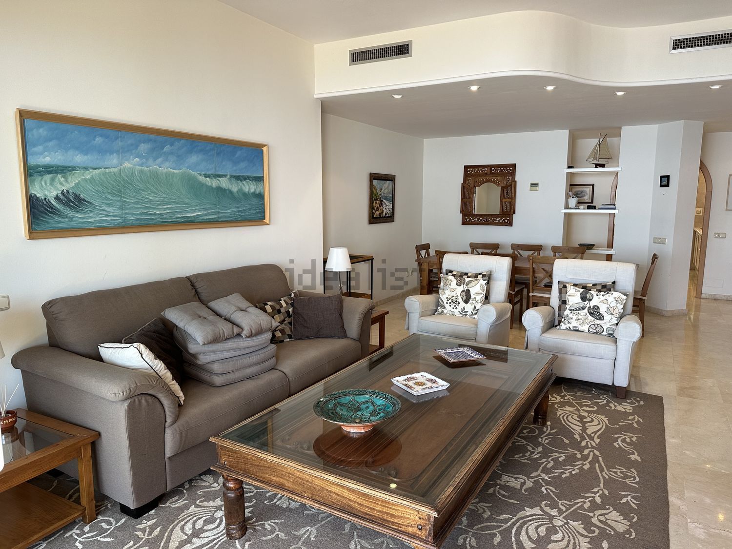 Beachfront flat in Marbella — Living room