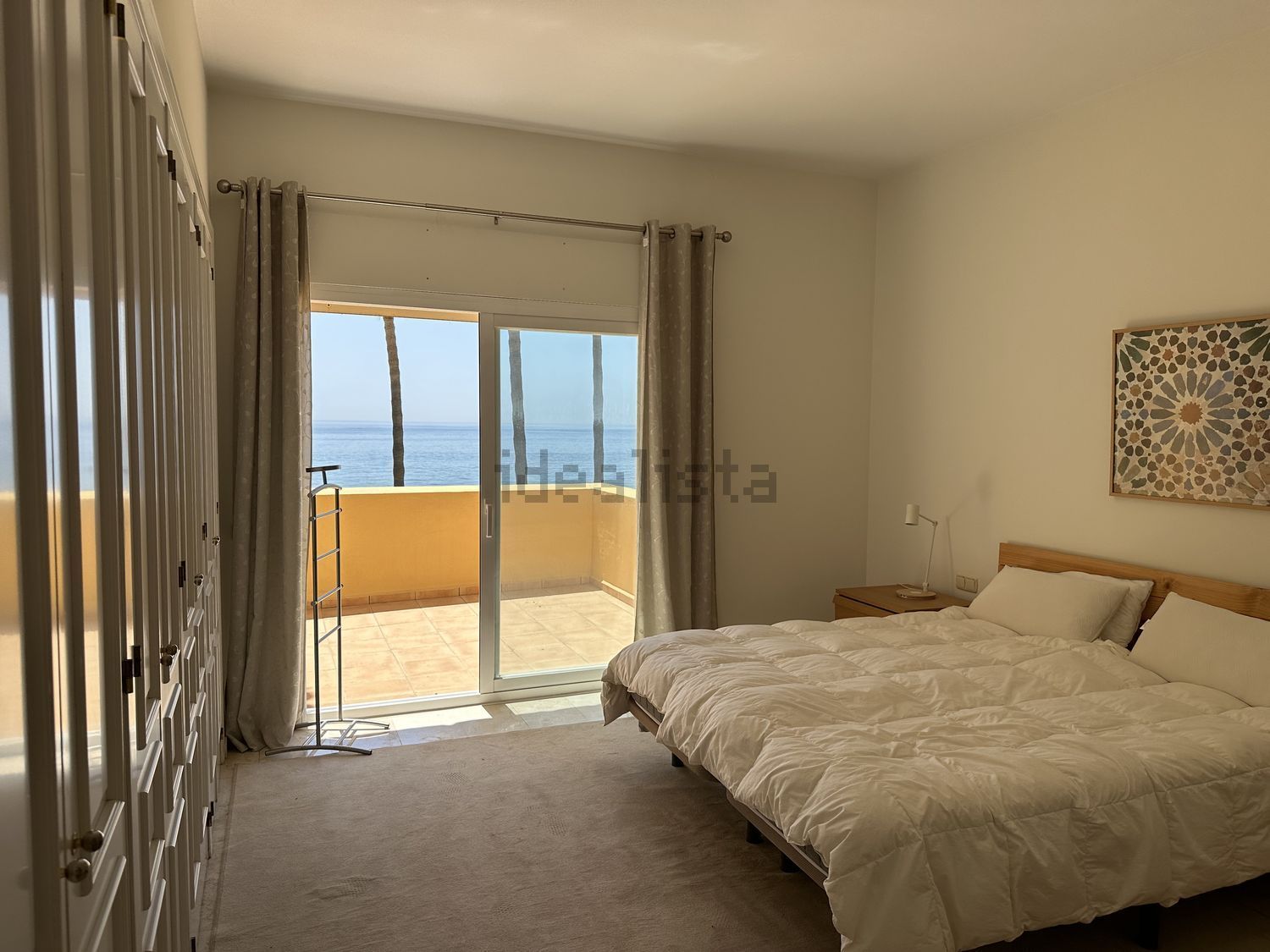 Beachfront flat in Marbella — Bedroom