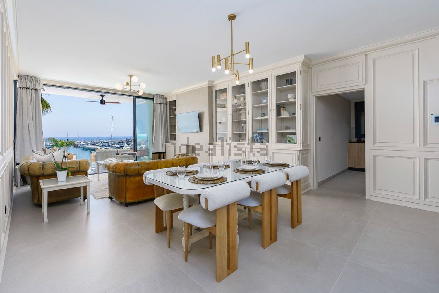 Beachfront flat in Marbella — Dining room