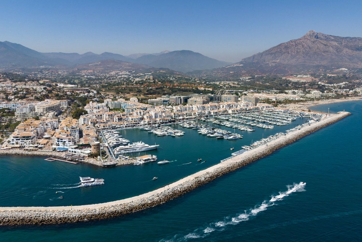 Beachfront flat in Marbella — Aerial