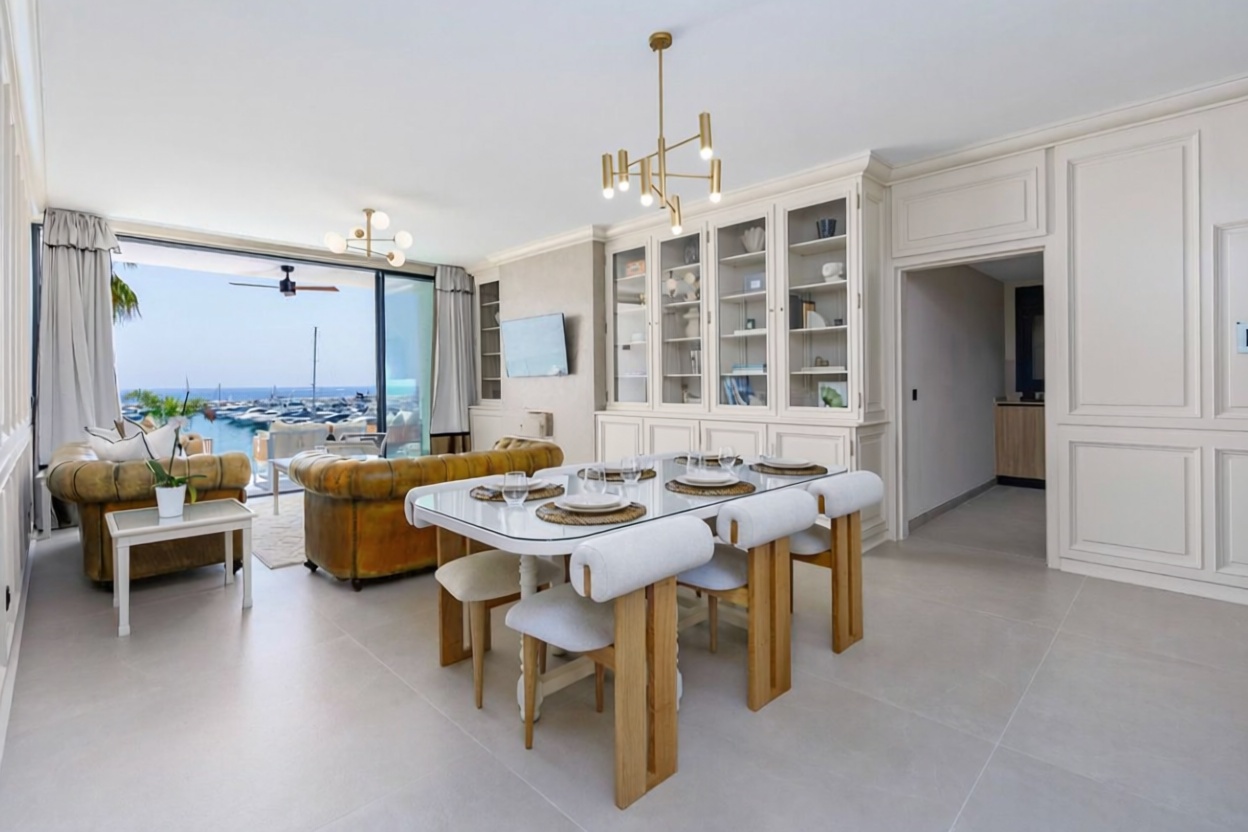 Flat for sale frontline beach in Marbella — Dining room