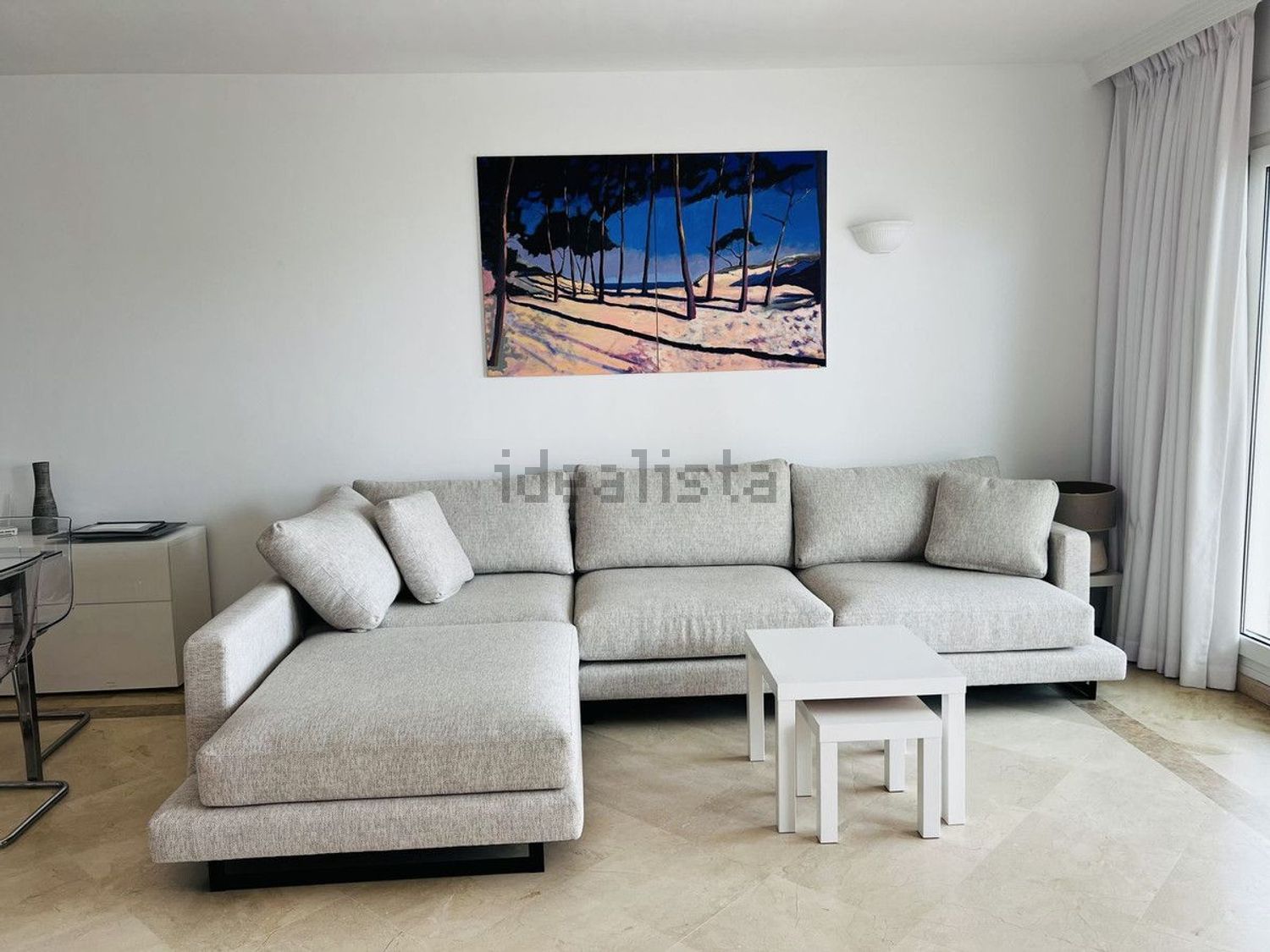 Beachfront flat in Marbella — Living room