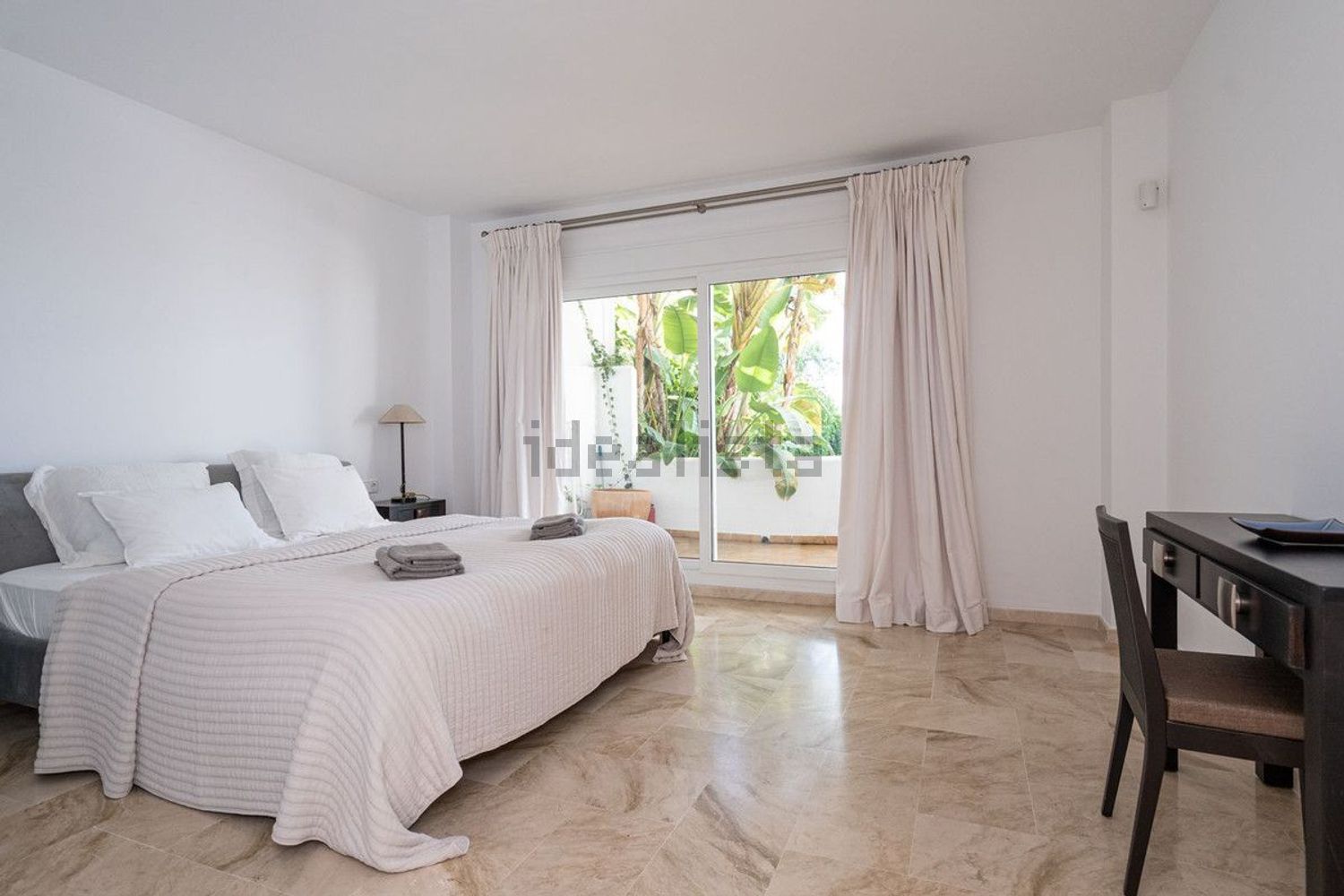Beachfront flat in Marbella — Bedroom