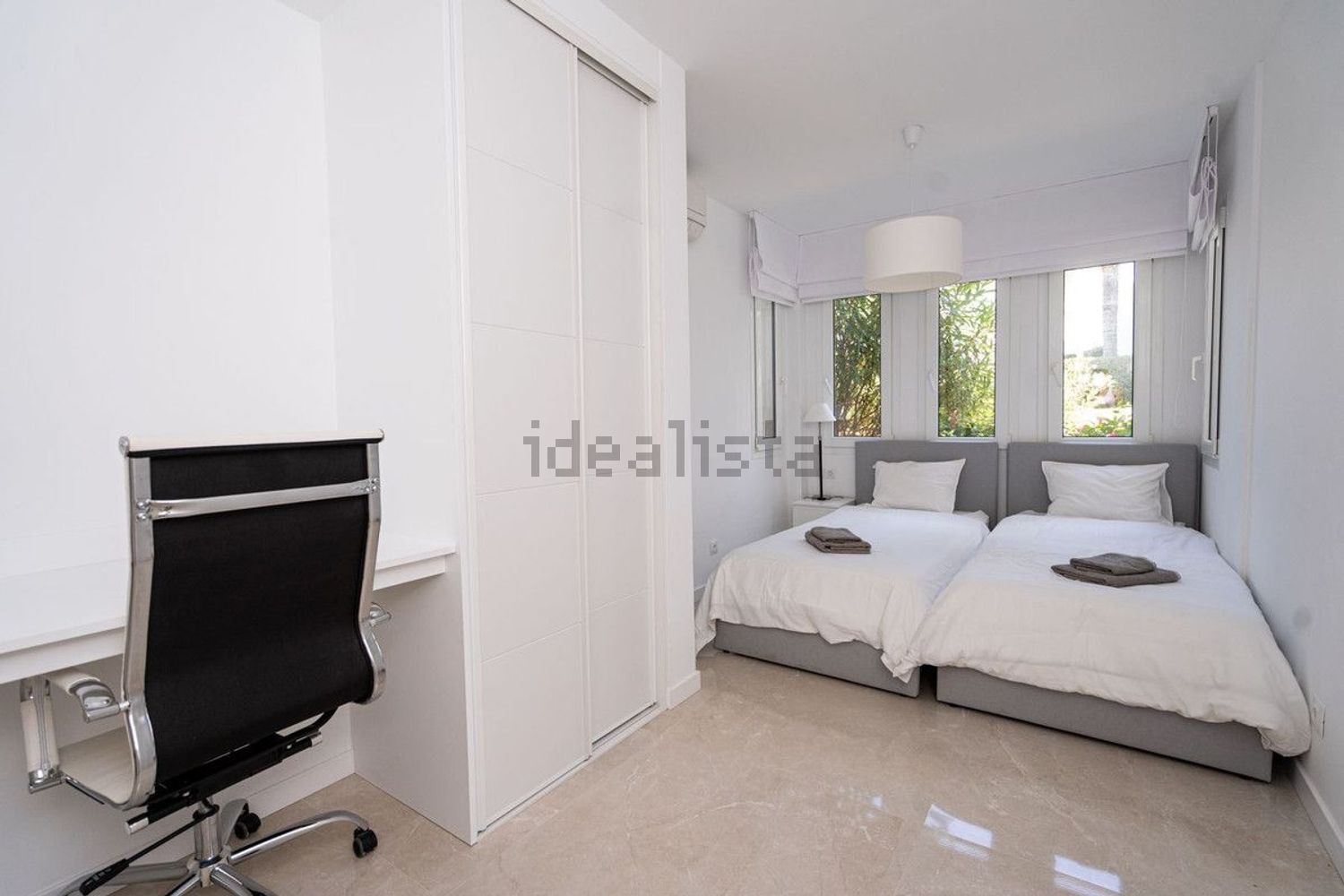 Beachfront flat in Marbella — Bedroom