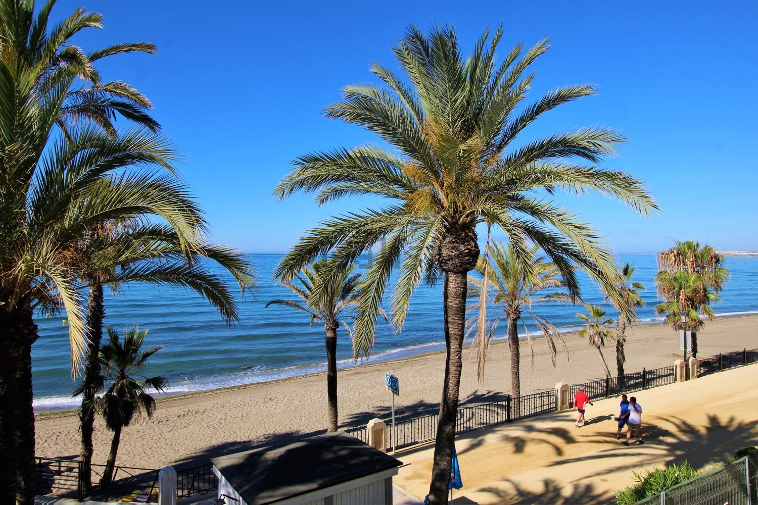 Beachfront flat in Marbella — Sea view