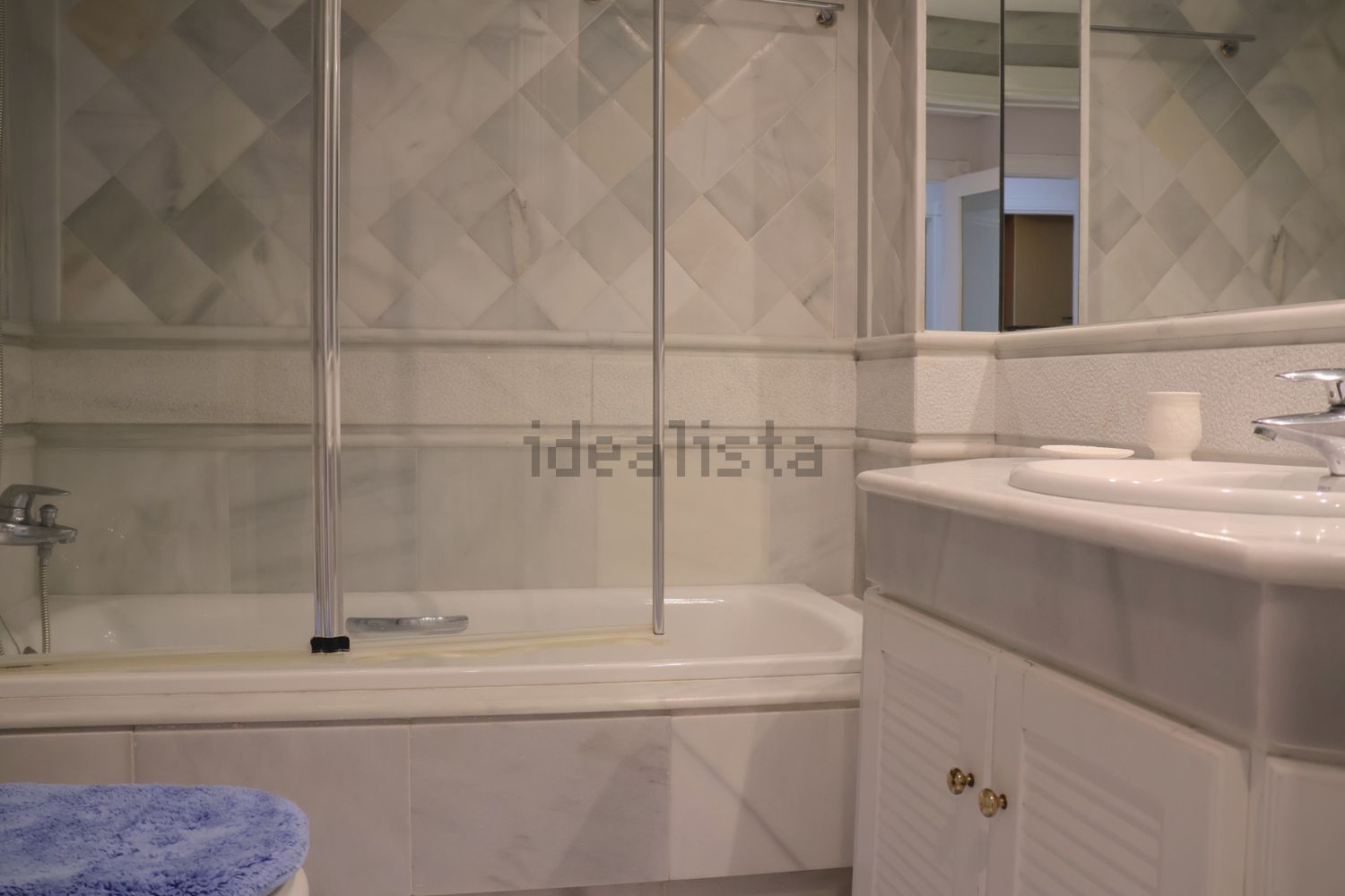 Beachfront flat in Marbella — Bathroom