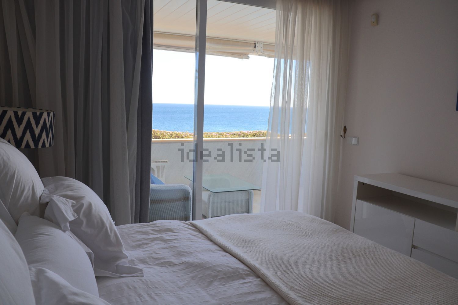 Beachfront flat in Marbella — Bedroom