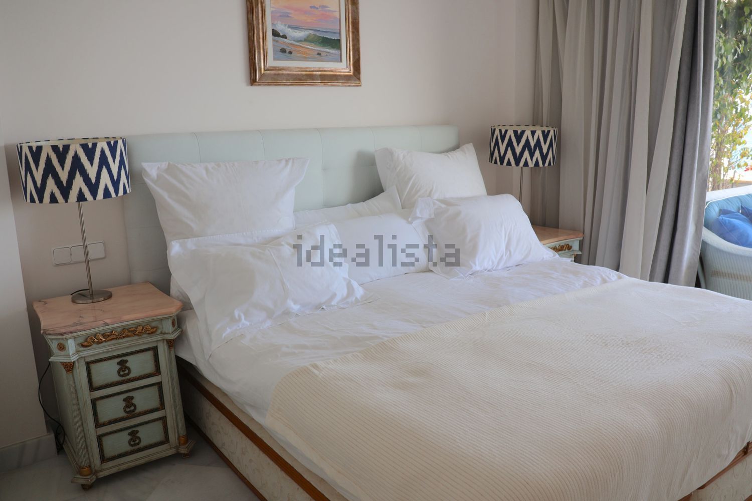 Beachfront flat in Marbella — Bedroom