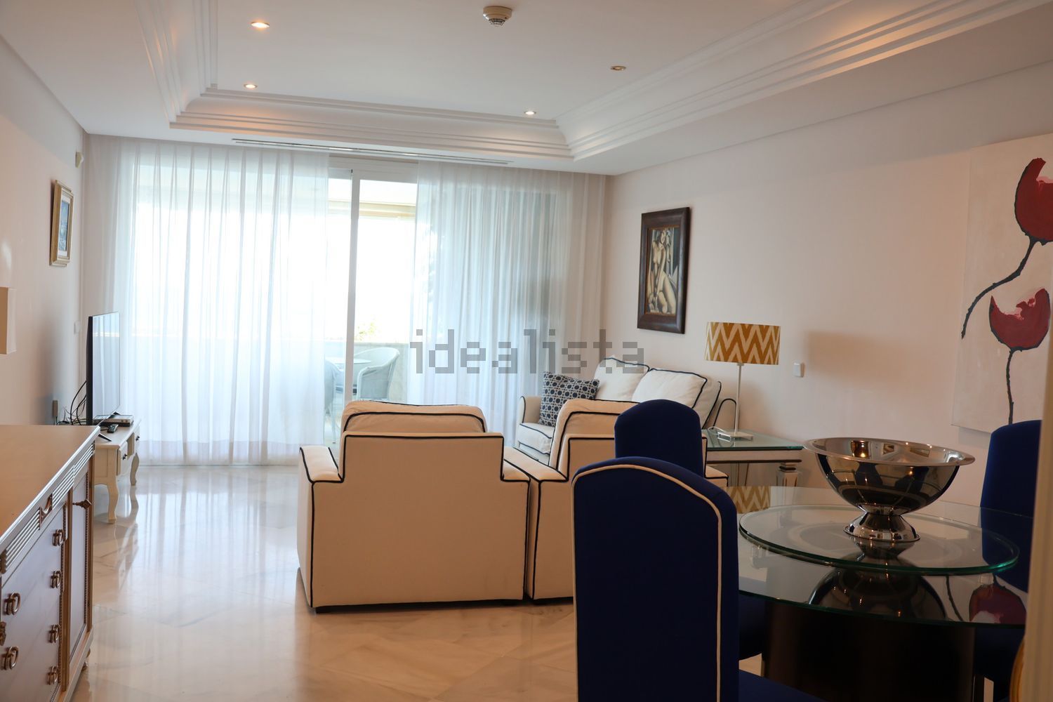 Beachfront flat in Marbella — Living room