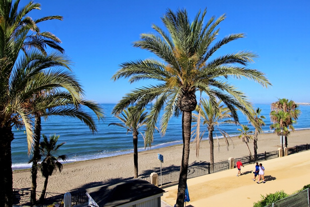 Apartamento em primeira linha de praia em Marbella — Vista mar
