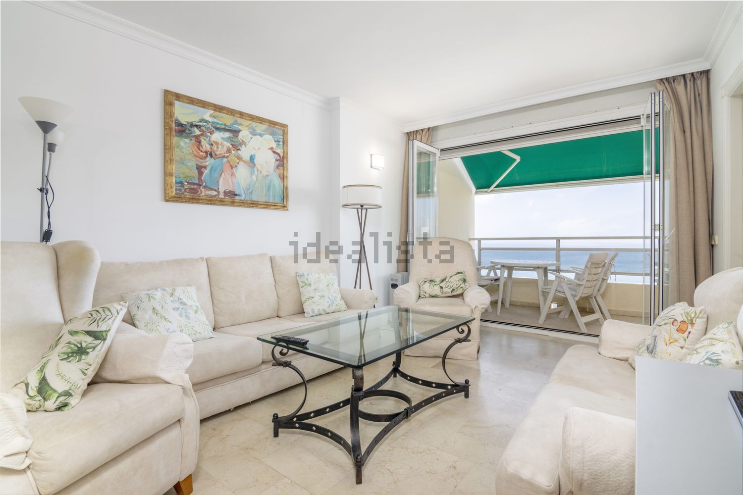 Seafront attic in Marbella — Living room