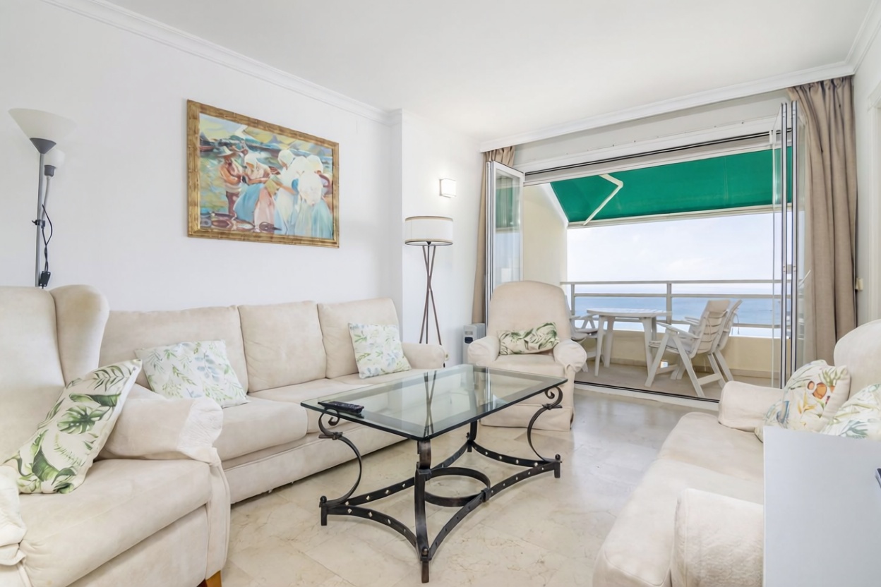 Ático en primera línea de mar en Marbella — Salón