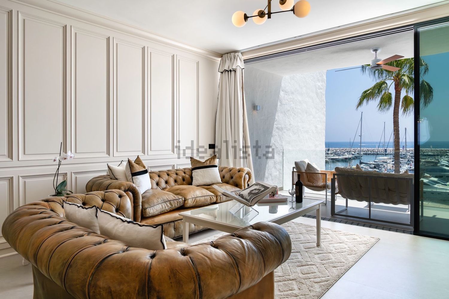 Beachfront flat in Marbella — Living room