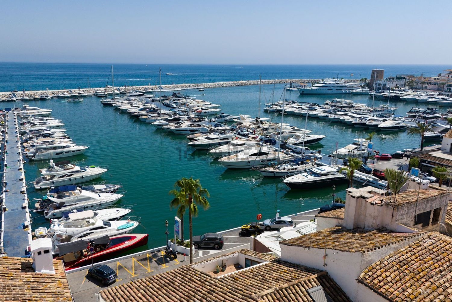 Beachfront flat in Marbella — Sea view