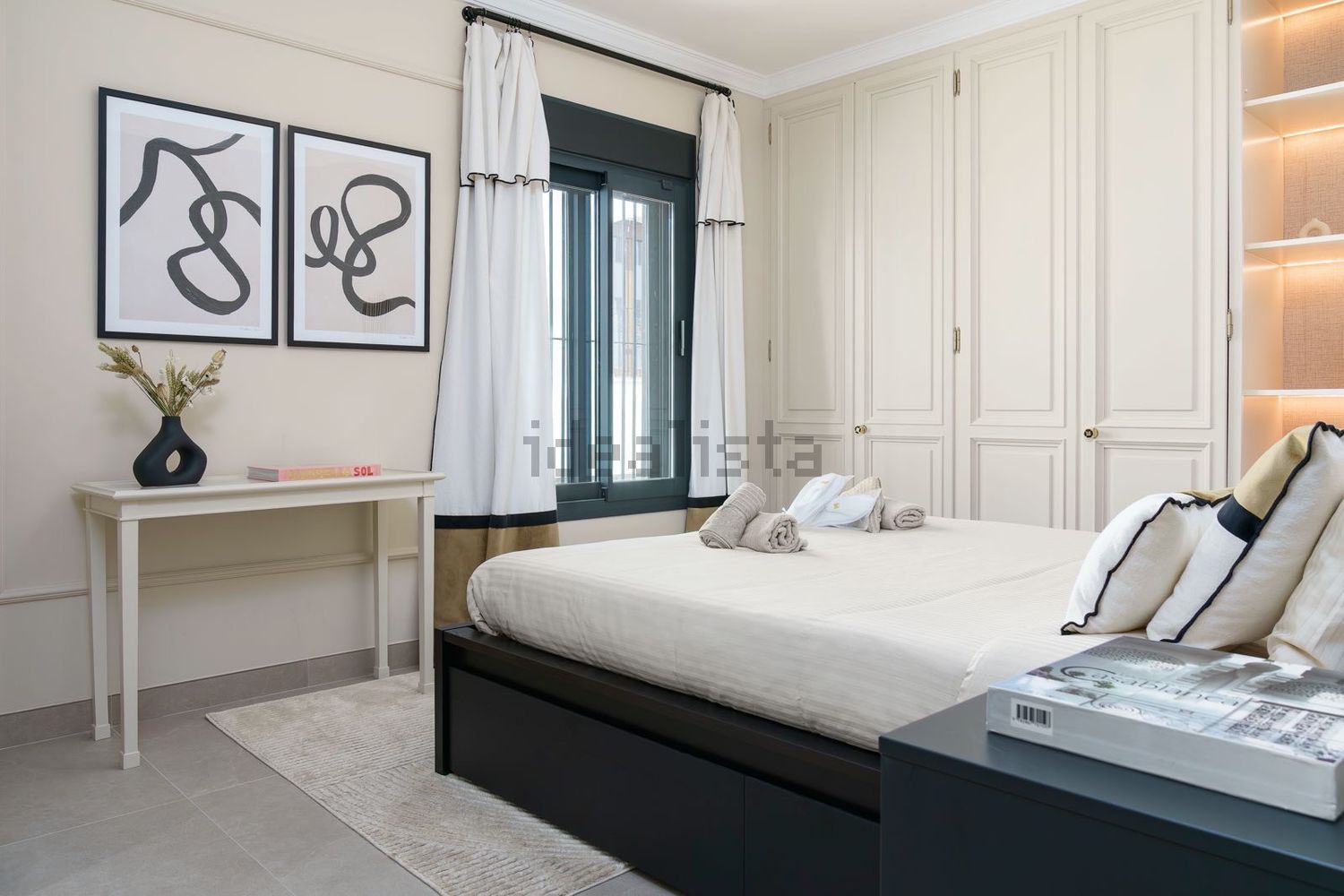 Beachfront flat in Marbella — Bedroom