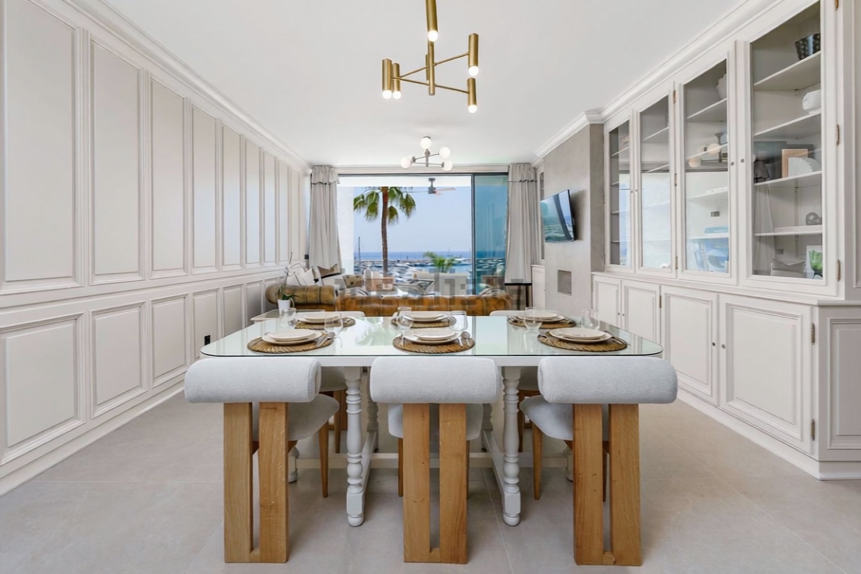 Piso en primera línea de playa en Marbella — Comedor